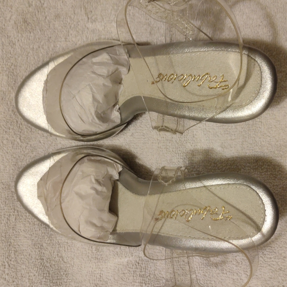 NWOT Clear open toe sandals w silver